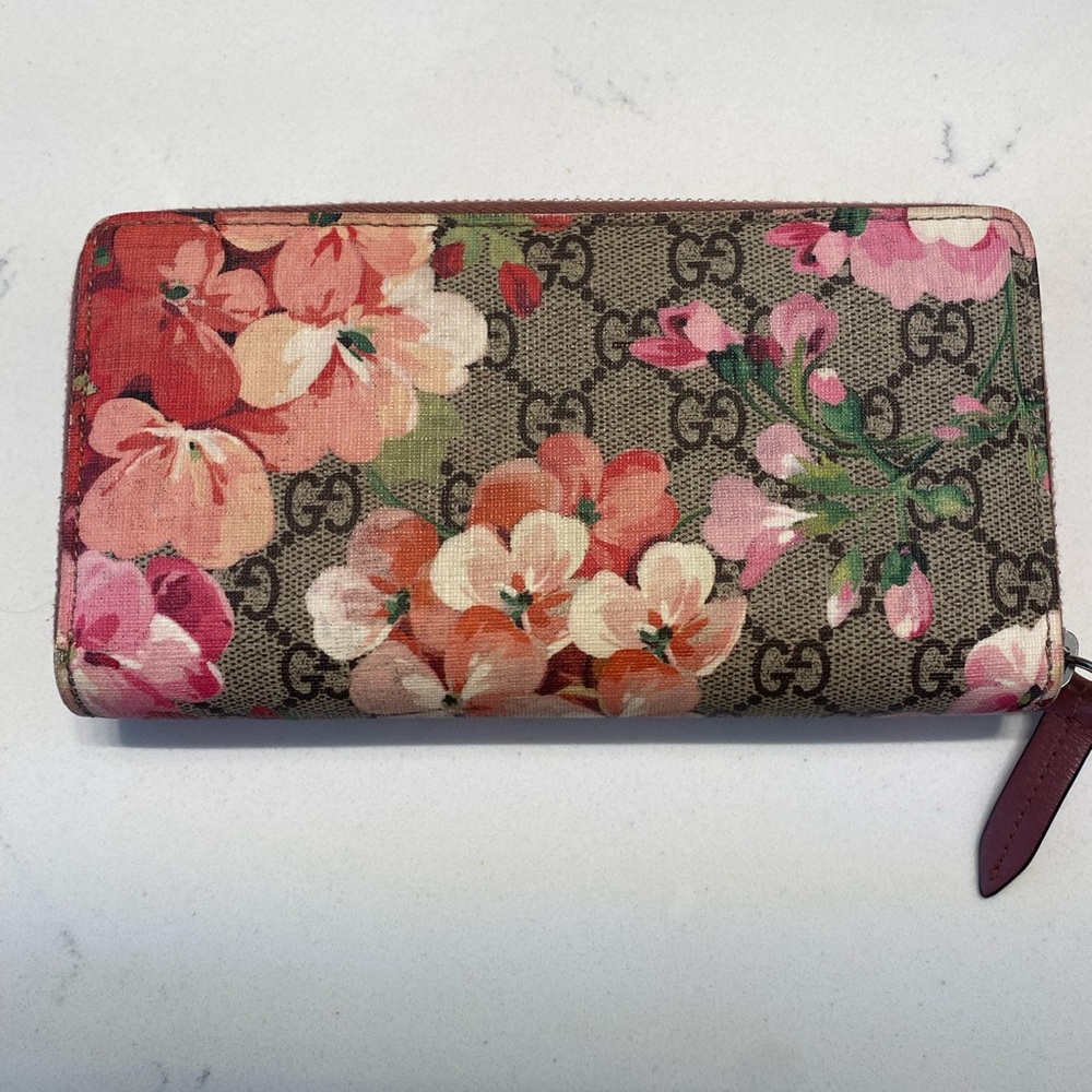 GUCCI GG Blooms Supreme Zip Around Wallet